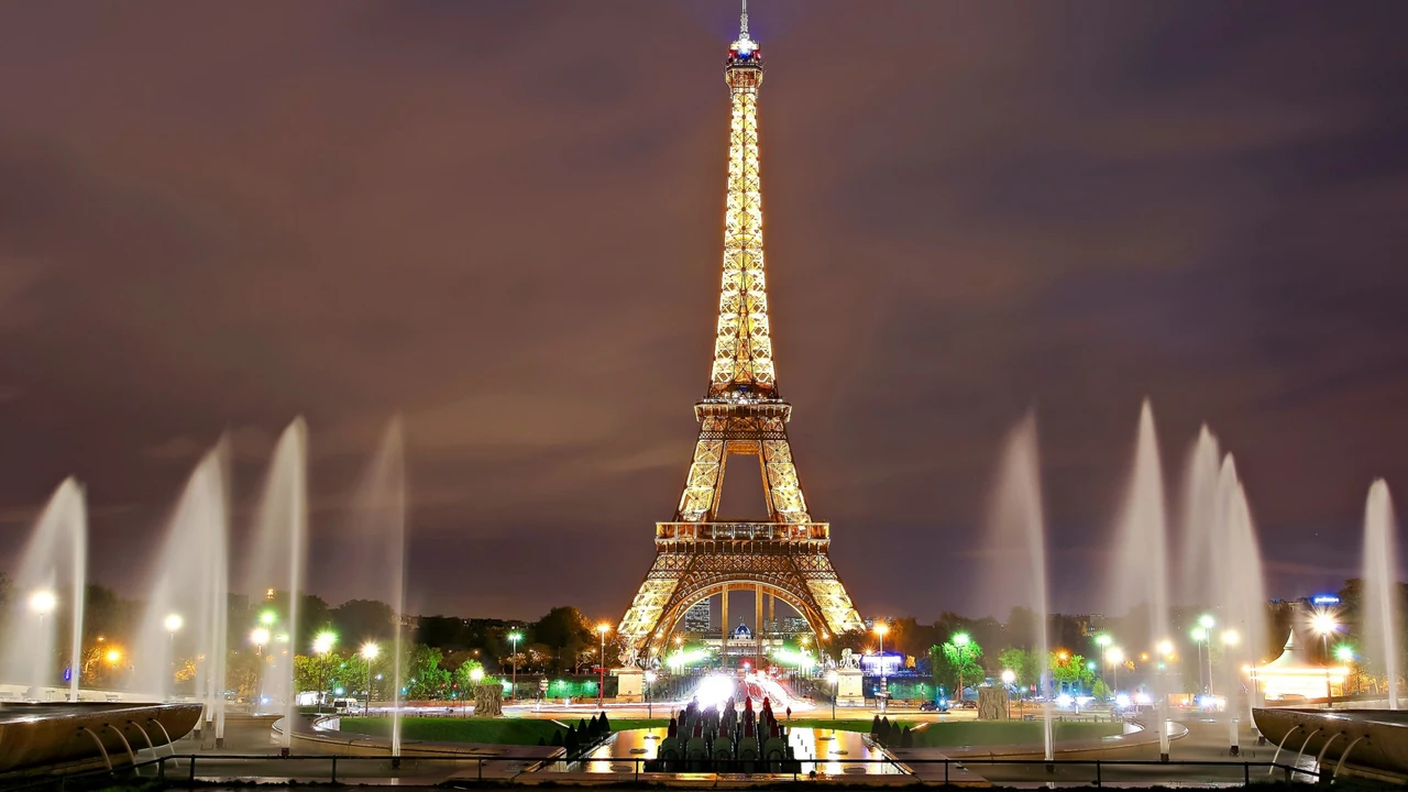 Torre Eiffel, París — Carga parcial a Francia